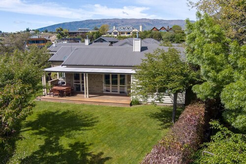 Meadowstone Villa | Cosy with Gas Fireplace & BBQ