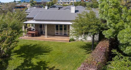 Meadowstone Villa | Cosy with Gas Fireplace & BBQ