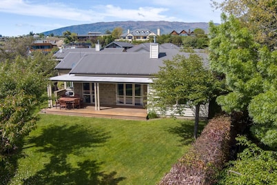 Meadowstone Villa | Cosy with Gas Fireplace & BBQ