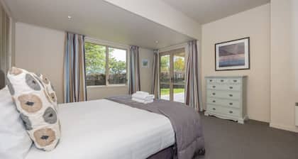 Meadowstone Villa | Cosy with Gas Fireplace & BBQ