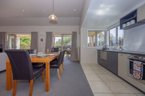 Kylskåp, mikrovågsugn, ugn och spishäll