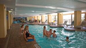 Una piscina interior amb diverses línies, gandules i una zona de solàrium enrajolat.