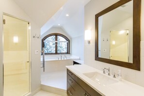 House, Multiple Beds (3354 Peak Drive) | Bathroom
