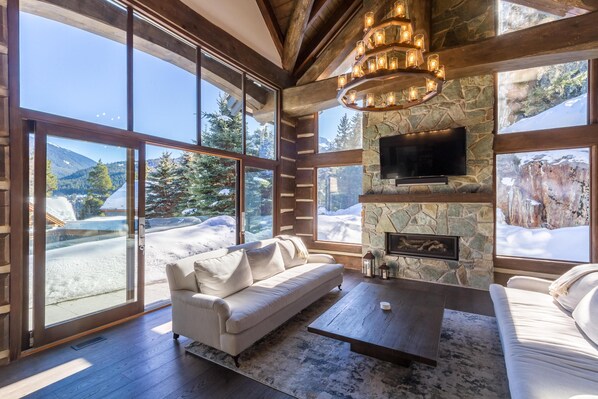Casa, varias camas (3354 Peak Drive) | Área de sala de estar