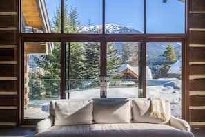 House, Multiple Beds (3354 Peak Drive) | Living area