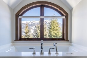 House, Multiple Beds (3354 Peak Drive) | Interior