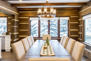 House, Multiple Beds (3354 Peak Drive) | Dining