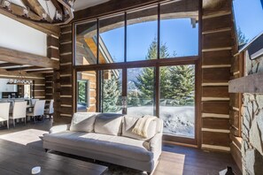 House, Multiple Beds (3354 Peak Drive) | Living area