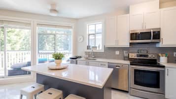 Townhome, Multiple Beds (Panoramic Views from this gorgeous 2 ) | Private kitchen | Stovetop