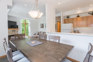 Condo, 1 Katil Raja (King) (Bright & Clean, Walk Everywhere, Shar) | Tempat makan