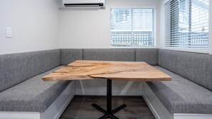 บ้านพัก, หลายเตียง (Fantastic Location Spacious 4 Bed, Vi) | ร้านอาหาร