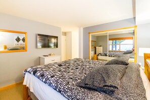 2 bedrooms, iron/ironing board - Ski in Out, Great Location, Free Shuttle Bus (Whistler)