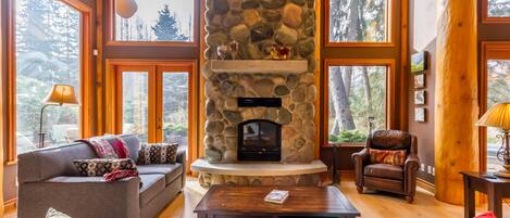 House, Multiple Beds (8140 Nicklaus North) | Living area