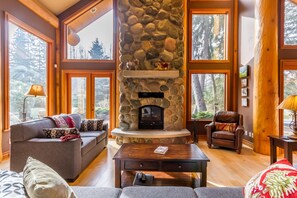 House, Multiple Beds (8140 Nicklaus North) | Living area