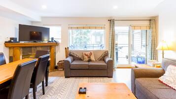 Townhome, 2 Queen Beds (FABULOUS LOCATION Private Hot Tub, NO) | Living area