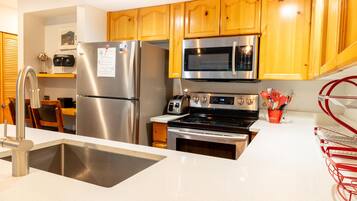 Townhouse, 2 Tempat Tidur Queen (FABULOUS LOCATION Private Hot Tub, NO) | Dapur pribadi | Kompor