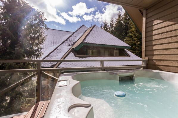 Casa de ciudad, 2 camas Queen size (FABULOUS LOCATION Private Hot Tub, NO) | Tina de hidromasaje al aire libre