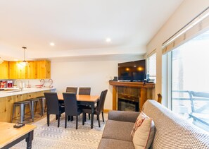 Townhome, 2 Queen Beds (FABULOUS LOCATION Private Hot Tub, NO) | Interior