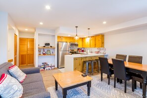 Maison en rangée, 2 grands lits (FABULOUS LOCATION Private Hot Tub, NO) | Intérieur