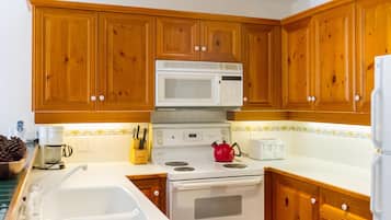 Townhome, Multiple Beds (49 Painted Cliff) | Private kitchen | Toaster
