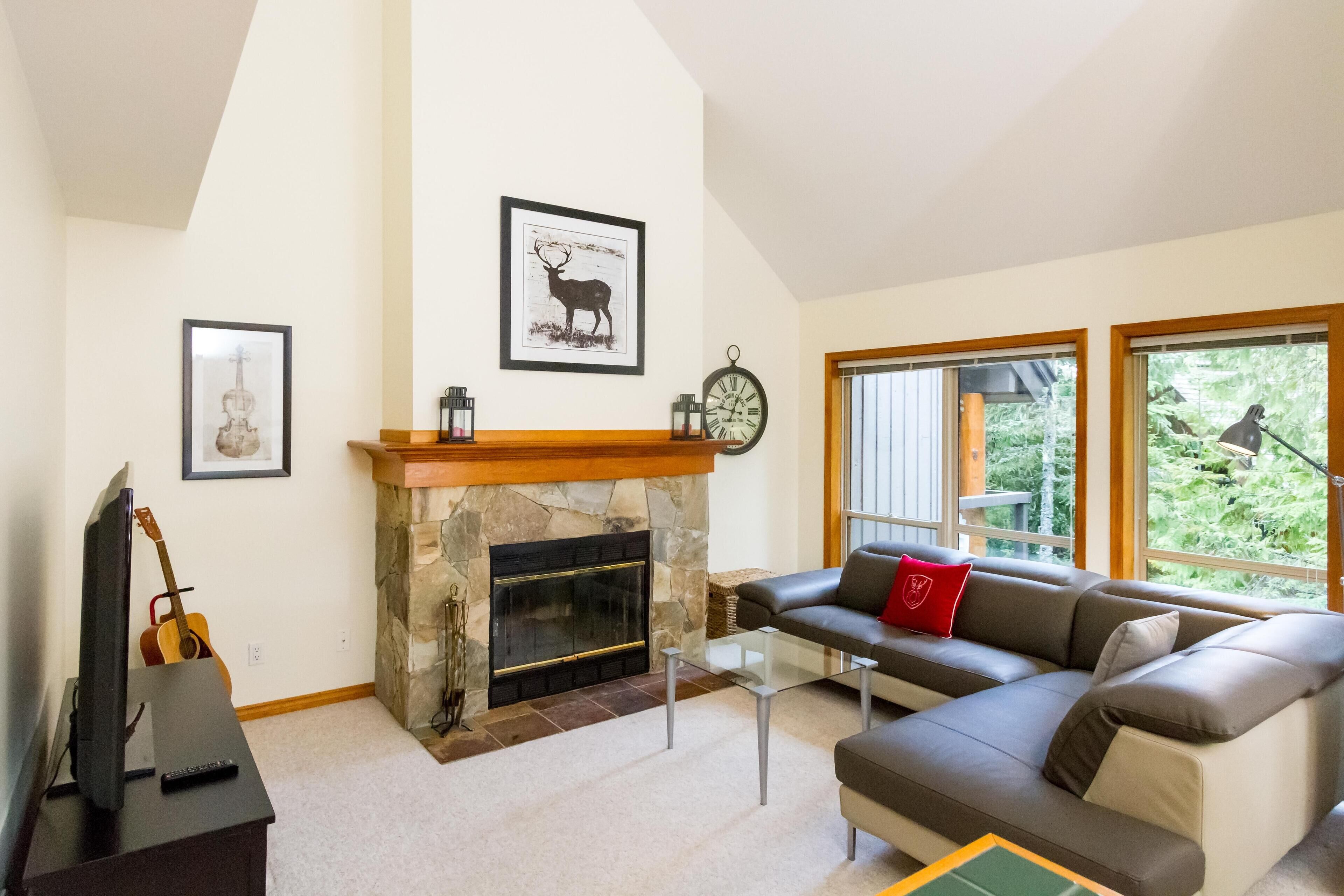 Nhà liên kế, nhiều giường (49 Painted Cliff) | Khu phòng khách | TV, lò sưởi 