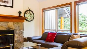 Townhome, Multiple Beds (49 Painted Cliff) | Living area | TV, fireplace