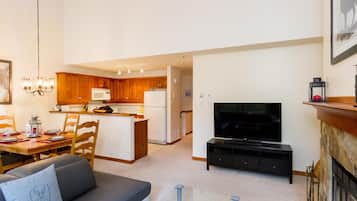 Townhome, Multiple Beds (49 Painted Cliff) | Living area | TV, fireplace