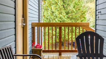 Kondominium, 1 Tempat Tidur Queen (Cute and Cozy, walk to Gondola Ski in) | Teras/patio