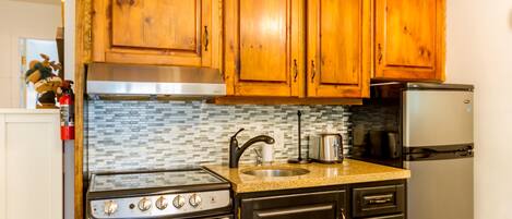 Condo, 1 cama Queen size (Cute and Cozy, walk to Gondola Ski in) | Cocina privada | Tostadora