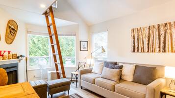 Kondominium, 1 Tempat Tidur Queen (Cute and Cozy, walk to Gondola Ski in) | Area keluarga