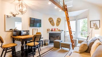 Appart'hÎtel, 1 grand lit (Cute and Cozy, walk to Gondola Ski in) | Coin séjour