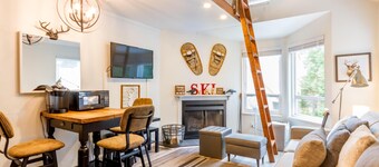 Cute and Cozy, Walk to Gondola Ski in Out