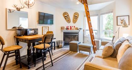 Cute and Cozy, Walk to Gondola Ski in Out