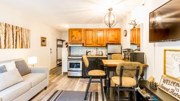 Kondominium, 1 Tempat Tidur Queen (Cute and Cozy, walk to Gondola Ski in) | Interior