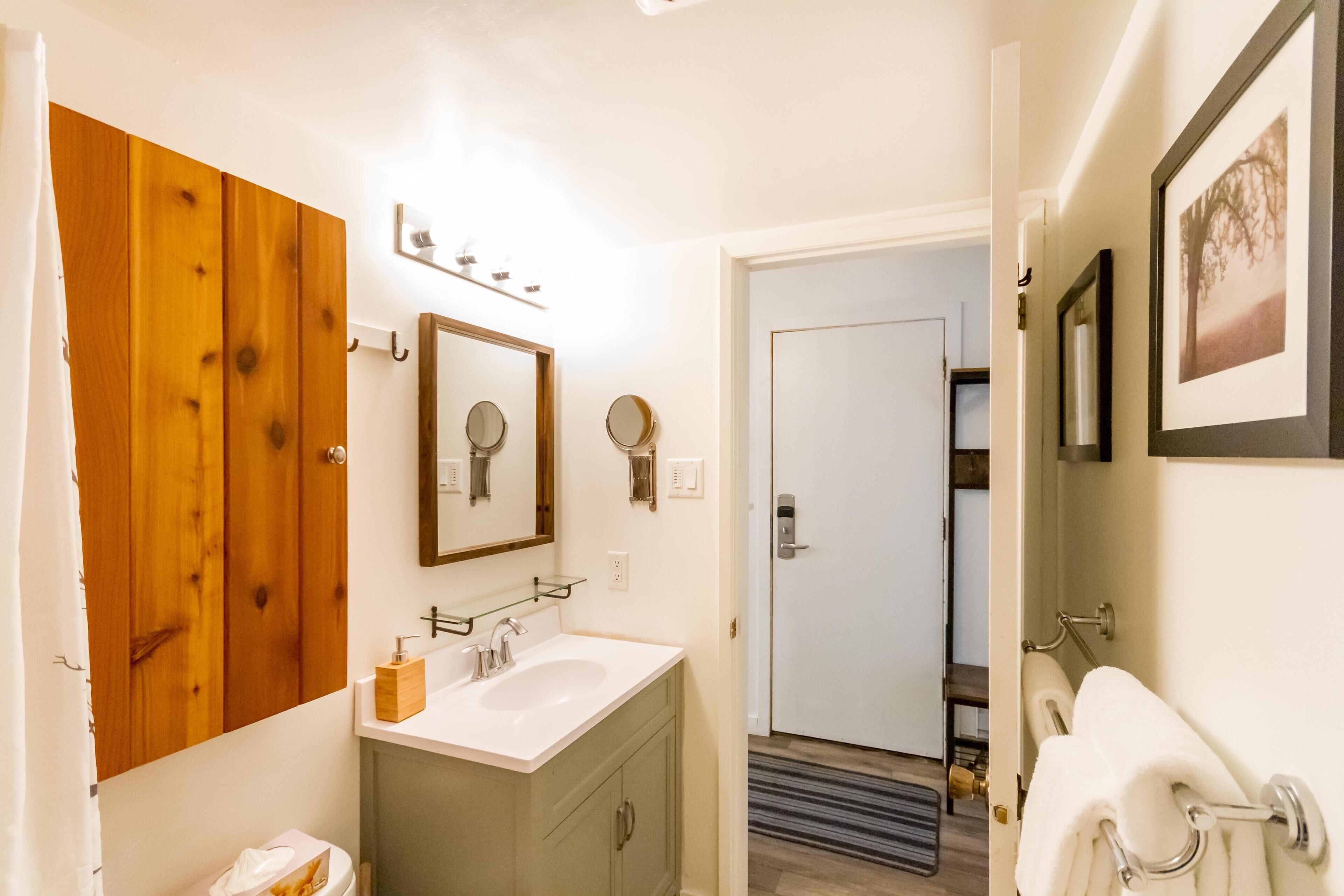 Cute and Cozy, Walk to Gondola Ski in Out