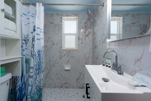 Combined shower/bathtub, hair dryer, towels - ☀️ Sunny & Bright Beachfront Studio w/ Heated Pool in Treasure Island - Tropic Terrace 16 (Treasure Island)