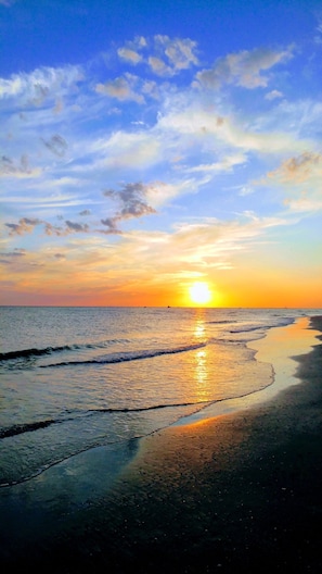 On the beach - ☀️ Sunny & Bright Beachfront Studio w/ Heated Pool in Treasure Island - Tropic Terrace 16 (Treasure Island)