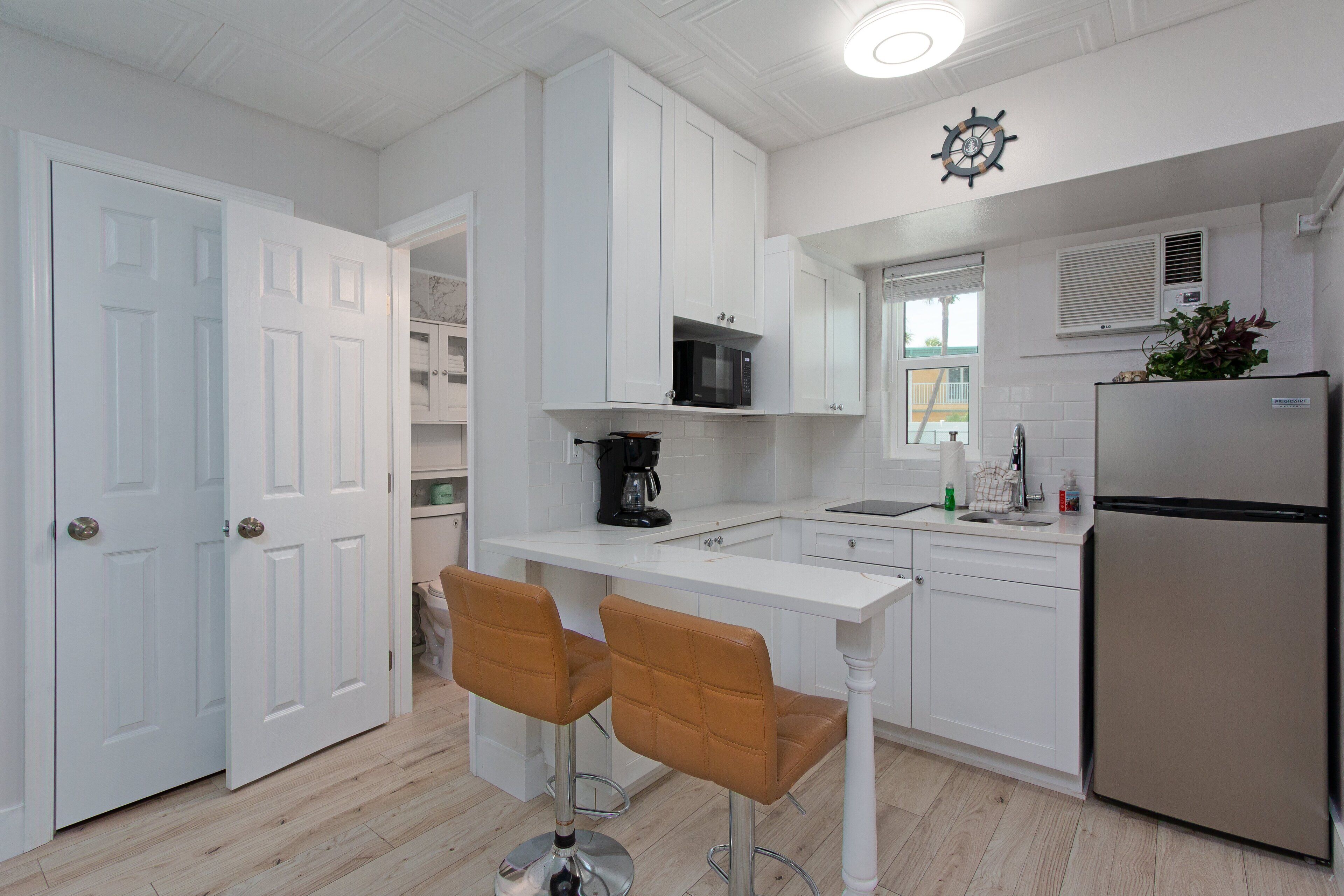 Een koelkast, een magnetron, een oven, een kookplaat