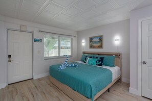 Desk, iron/ironing board, free WiFi, bed sheets - ☀️ Sunny & Bright Beachfront Studio w/ Heated Pool in Treasure Island - Tropic Terrace 16 (Treasure Island)