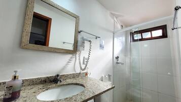 Dusche, Haartrockner, HandtĂŒcher, Seife