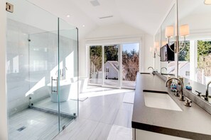 Badewanne, Haartrockner, Handtücher, Seife