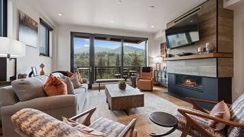 Căn hộ, nhiều giường, quang cảnh núi (Three-Bedroom Apartment) | Phòng khách | Smart TV 50-inch có truyền hình vệ tinh, TV, lò sưởi