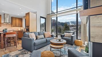 Căn hộ, nhiều giường, cạnh núi (Two-Bedroom Apartment) | Khu phòng khách | Smart TV 50-inch có truyền hình vệ tinh, TV, lò sưởi
