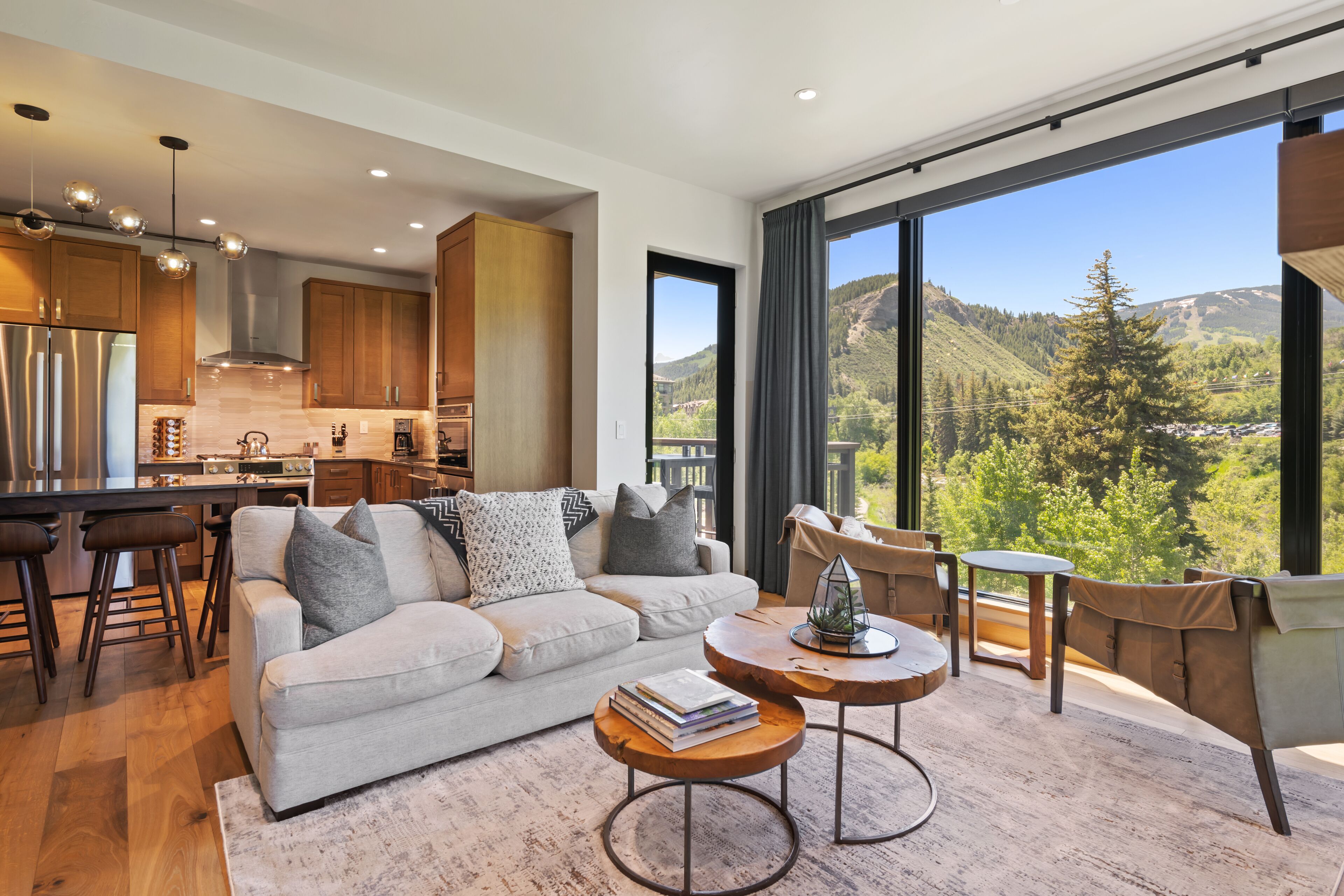 Leilighet – deluxe, 2 soverom, fjellutsikt | Oppholdsområde | En 50-tommers smart-TV med Parabol-TV samt TV og peis