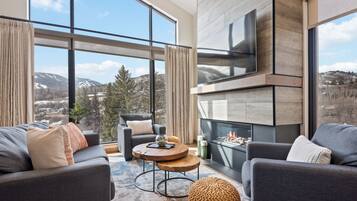 Departamento, varias camas, junto a la montaña (Two-Bedroom Apartment) | Sala de estar | Smart TV de 50 pulgadas con canales vía satélite, televisión y chimenea
