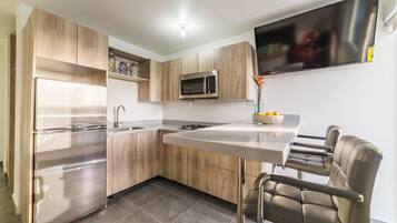 Réfrigérateur, micro-ondes, four, plaque de cuisson