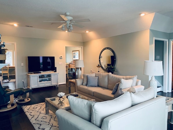 Smart TV, books, stereo, offices