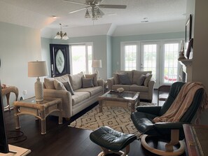 Smart-TV, bøker, stereoanlegg og kontorer