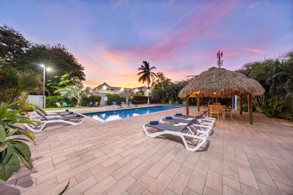 Pool - Amazing Cute Studio w/ Two Double Beds & Pool View (noord)