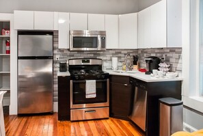 Refrigerador, microondas, horno y parrilla de estufa 